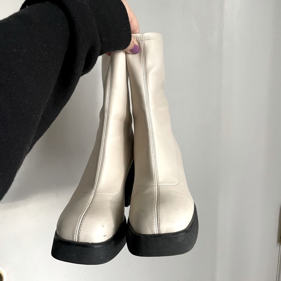 Retro White Platform Heeled Boots - Picture 2 of 4